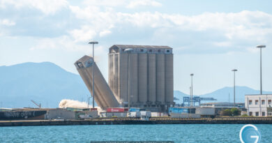 Demolizione silos Porto di Cagliari, foto Marina Federica Patteri Sardegnagol, riproduzione riservata