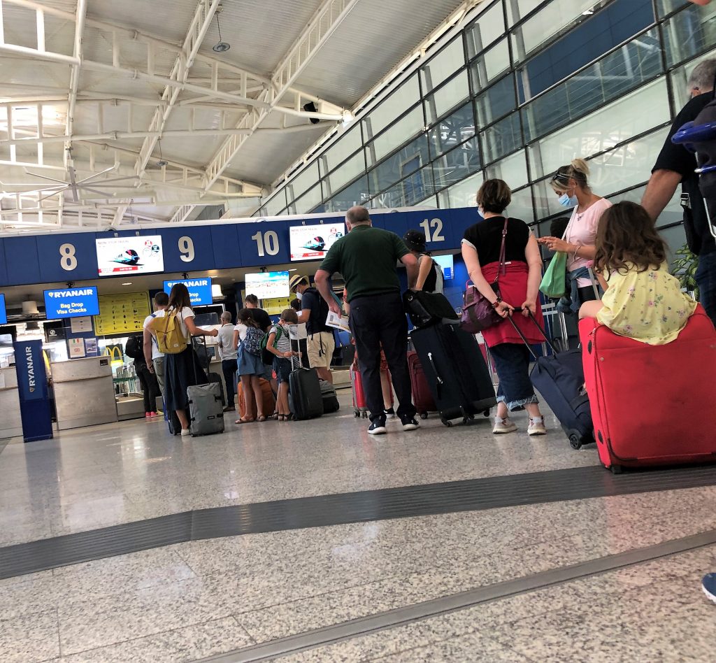 Partenze, turisti aeroporto di Cagliari, foto SOGAER