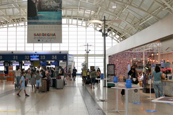 Partenze, turisti aeroporto di Cagliari, foto SOGAER