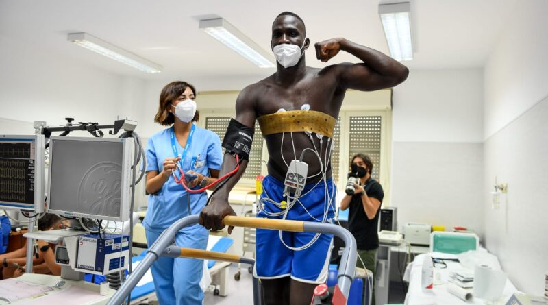 I giocatori Dinamo con l'equipe di Cardiologia del S.Martino