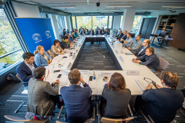 Parlamento europeo, foto FERENC ISZA Copyright European Union 2022 - Source : EP