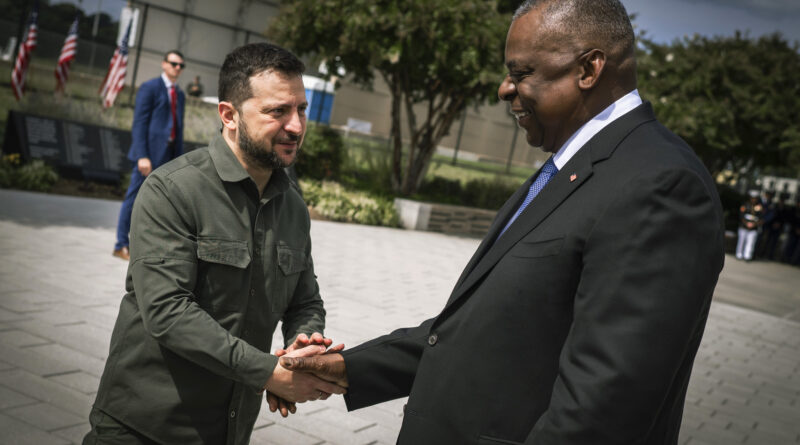 Volodymyr Zelenskyy, Lloyd Austin III, foto Chad J. McNeeley, DOD