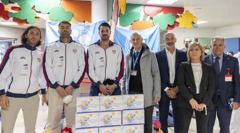 la consegna dei doni, foto Cagliari Calcio/Valerio Spano